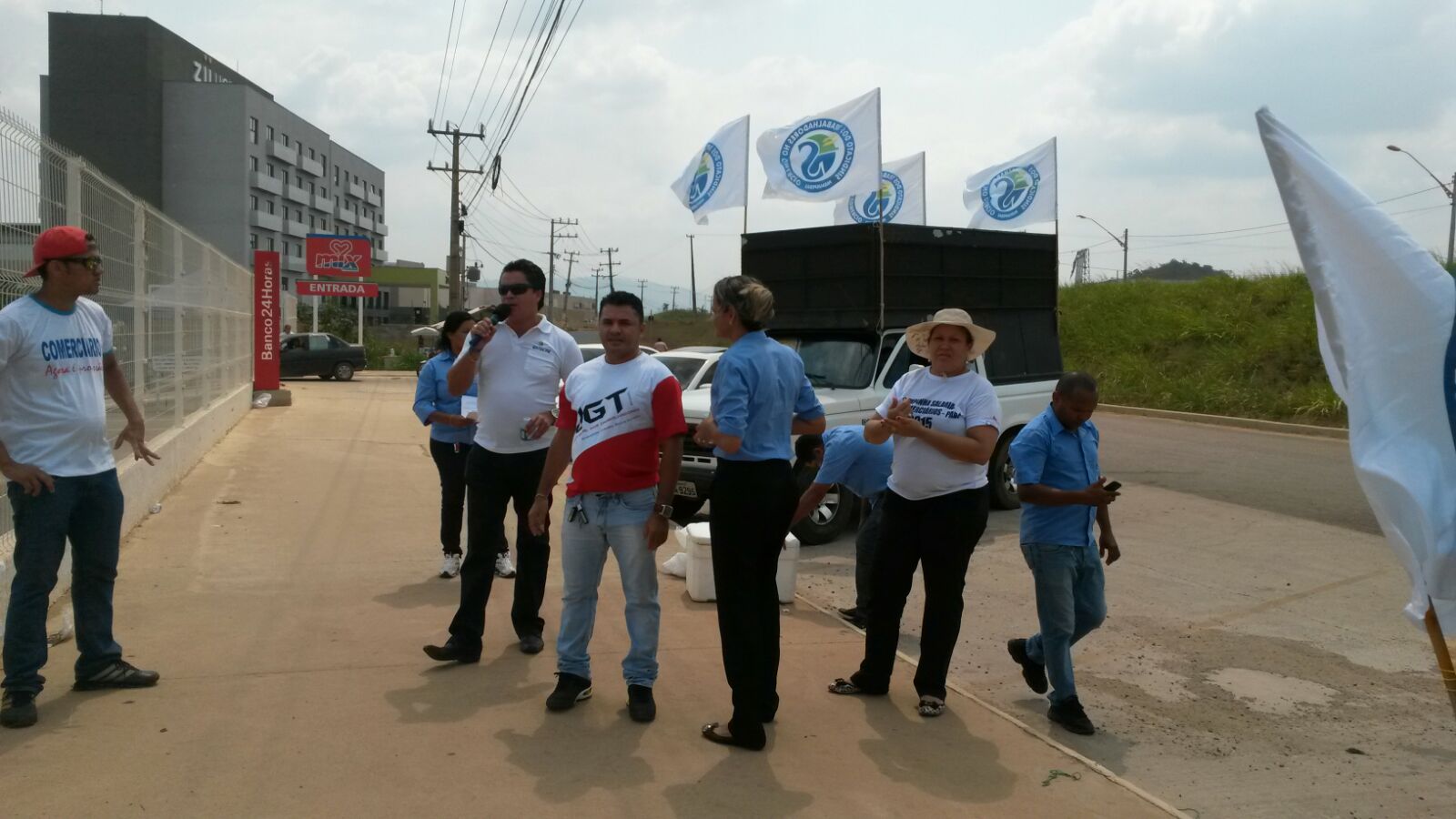 Manifestação enfrente ao Supermercado Mix Mateus